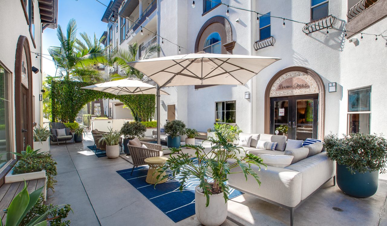 Palazzo East - Los Angeles, CA - outdoor lounge