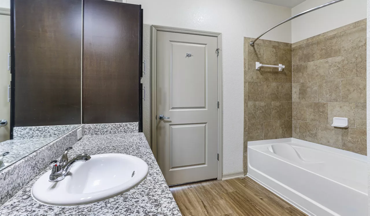 Sands Parc - Daytona Beach, FL - Bathroom