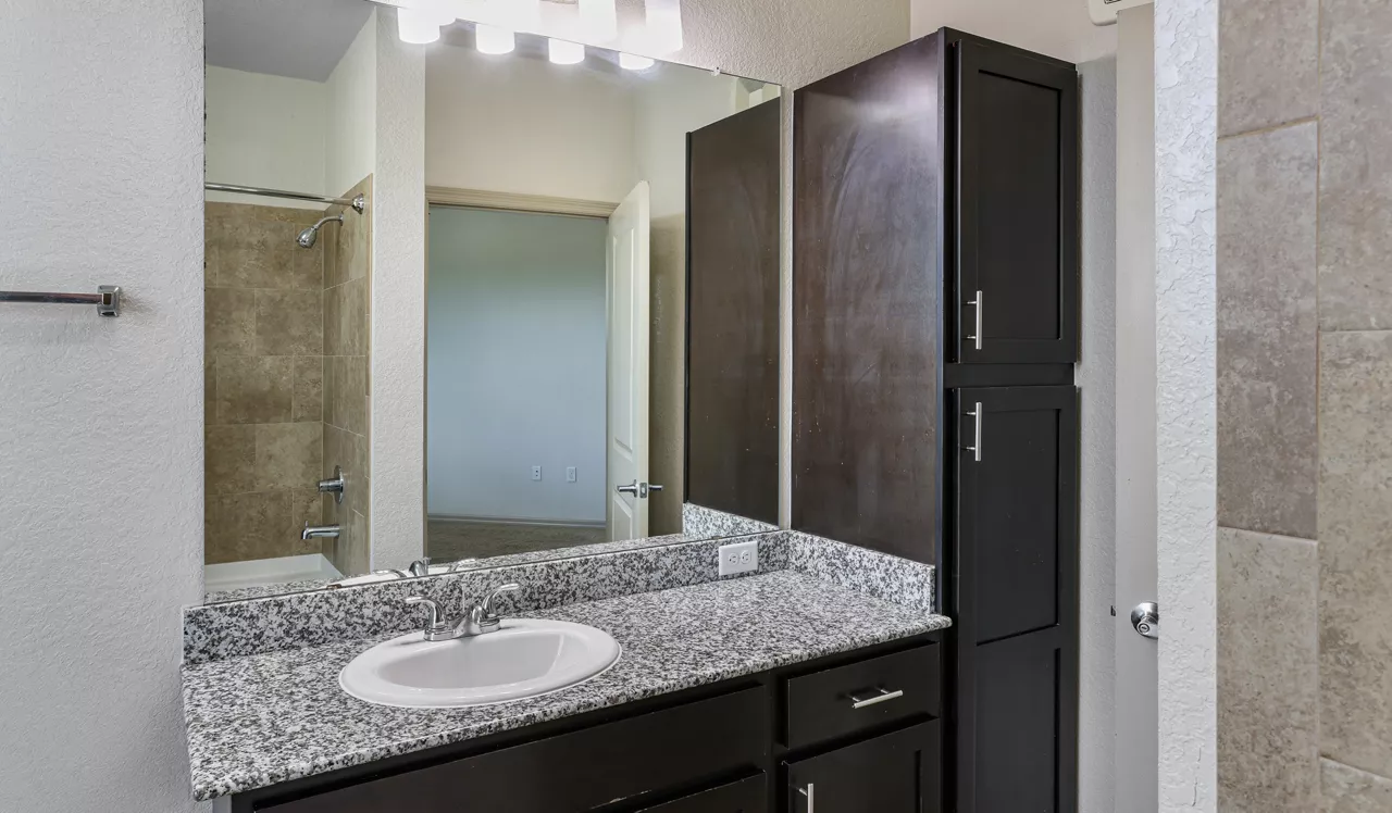 Sands Parc - Daytona Beach, FL - Bathroom