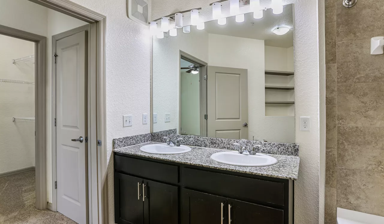 Sands Parc - Daytona Beach, FL - Bathroom