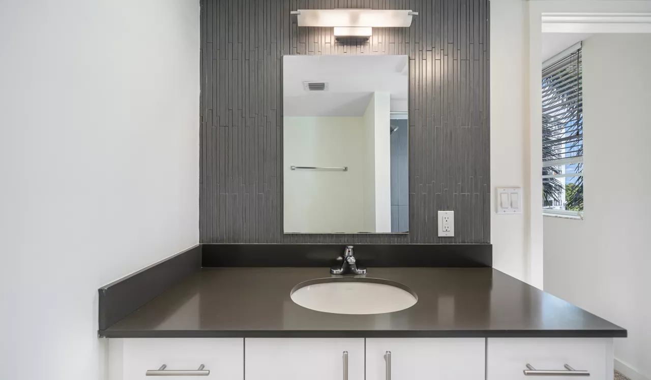 Southgate Towers - Miami, FL - Bathroom