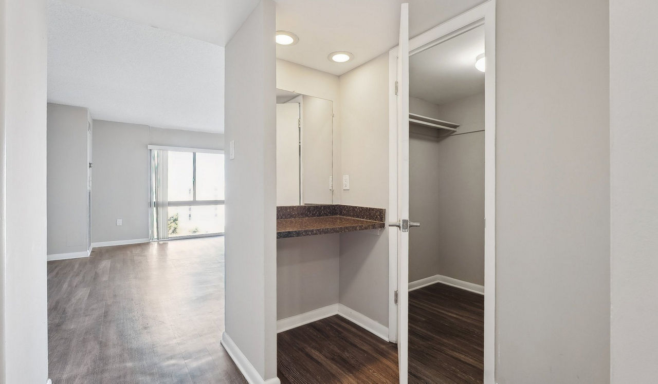 The Summit - Alexandria, VA - Bedroom