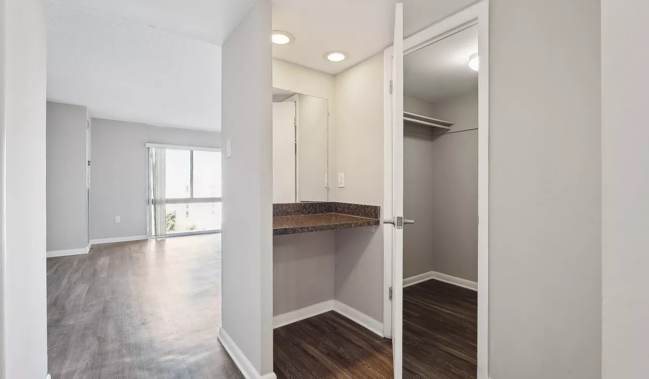 The Summit - Alexandria, VA - Bedroom