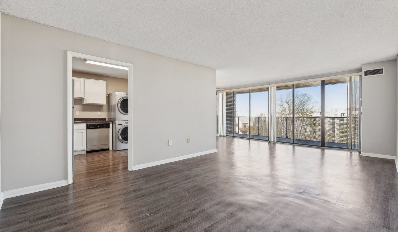 The Summit - Alexandria, VA - Living Room