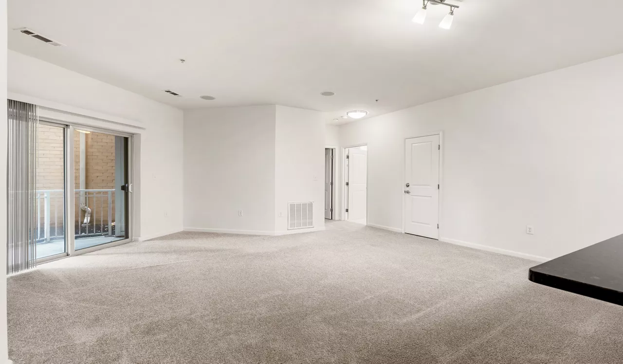 The Chase at Overlook Ridge - Revere, MA –living room