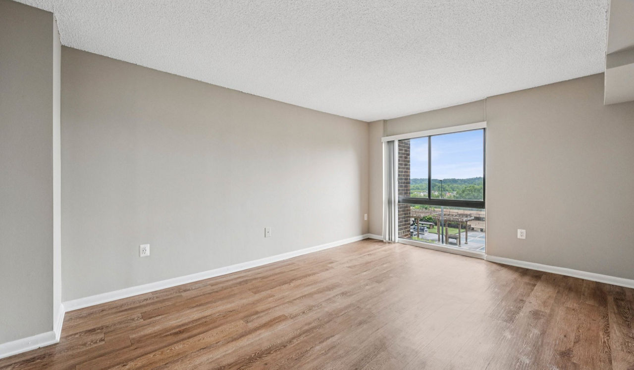 The Summit - Alexandria, VA - bedroom