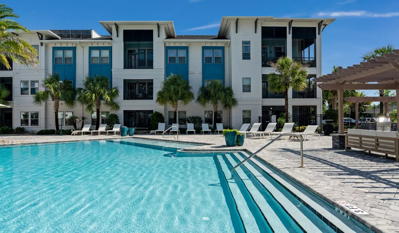 Cue Apartments in Jacksonville, FL - Pool