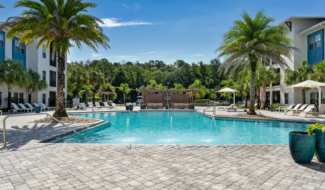 Cue Apartments in Jacksonville, FL - Pool