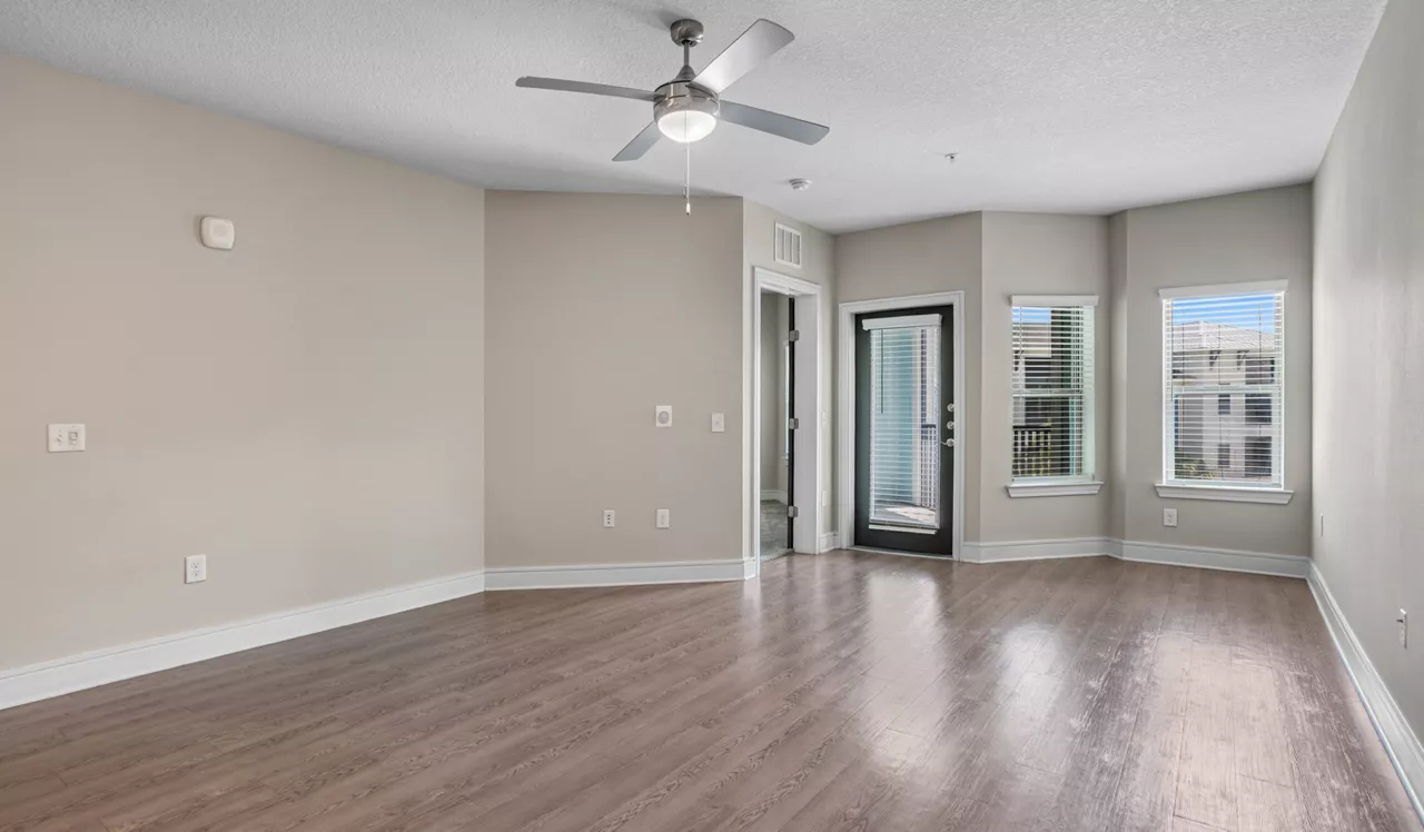 Cue - Jacksonville, FL - Living Room