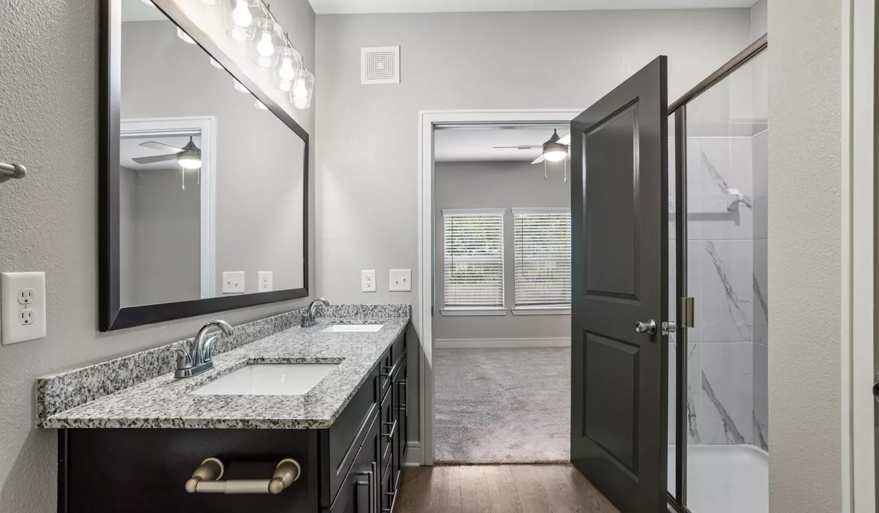 Cue - Jacksonville, FL - Bathroom