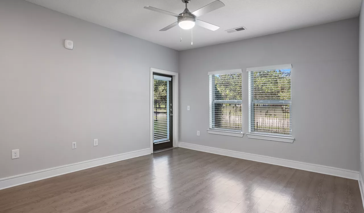 Cue - Jacksonville, FL - Living Room