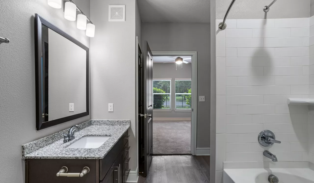 Vera - Jacksonville, FL - Bathroom
