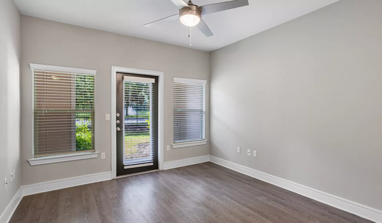 Vera - Jacksonville, FL - Living Room