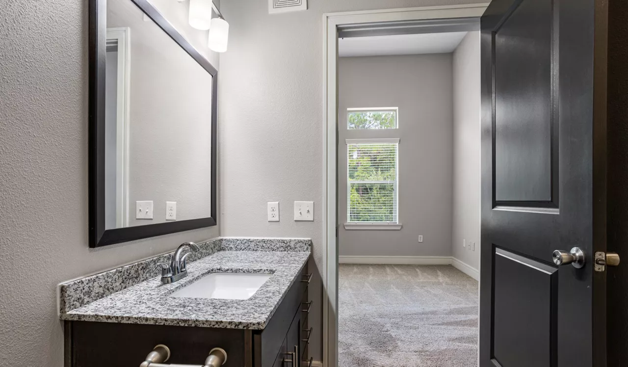 Vera - Jacksonville, FL - Bathroom