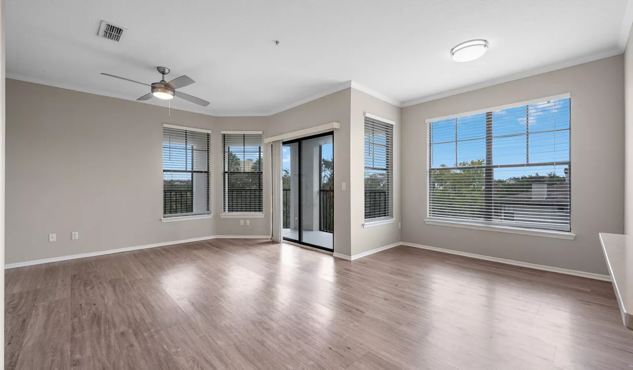 Verandahs of Brighton Bay - St. Petersburg, FL - Living Room