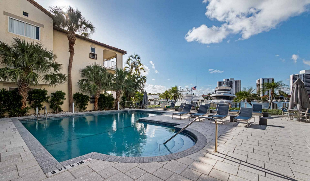 Waterways Village Apartments - Aventura, FL - Pool