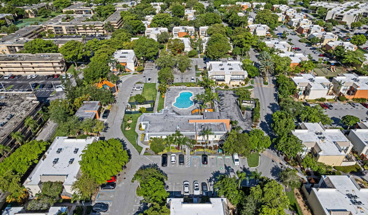 Four Quarters - Miami, FL - Exterior