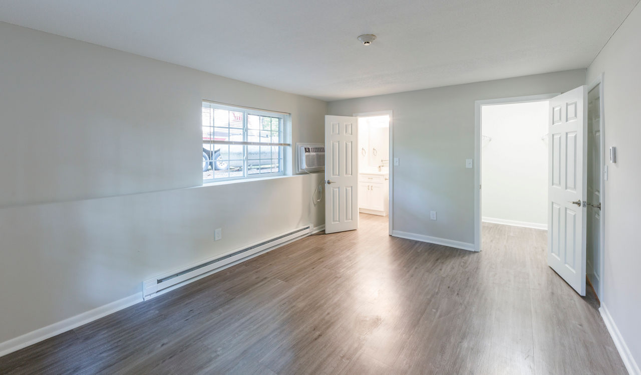 Royal Crest - North Andover, MA - bedroom