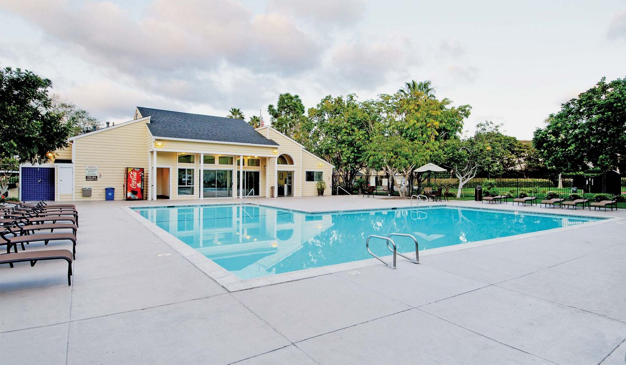 Mariner's Cove Apartments in San Diego, CA - Swimming Pool