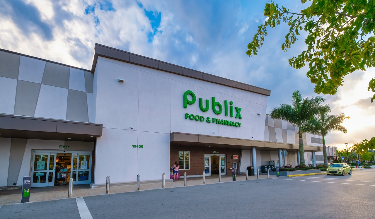 The Reserve at Coconut Point - Estero, FL - Publix.<p>&nbsp;</p>
<p style="text-align: center;">Located 4 minutes from the community Publix, along with other great grocers, allowing convenience right from your doorstep.</p>
