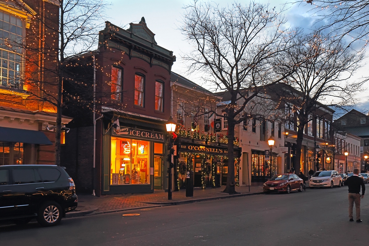 Huntington Gateway - Neighborhood - Old Town Alexandria.<div style="text-align: center;">Old Town Alexandria is less than 15-minutes away, dine on the dock or in historic buildings. Favorites include Brabo Brassierie, Mia's Italian Kitchen, and Union Street Public House.<br>
</div>
