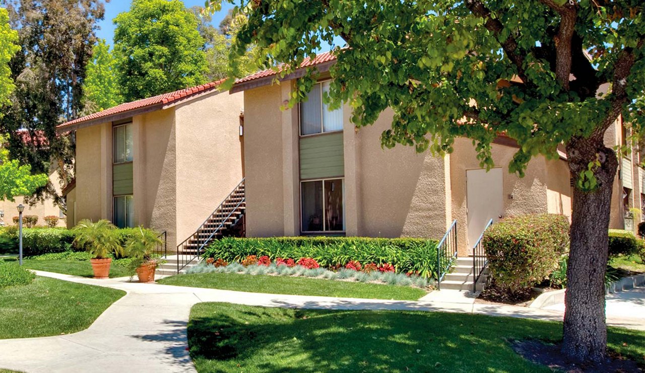 Indian Oaks Apartments in Simi Valley, CA - Landscaped Grounds
