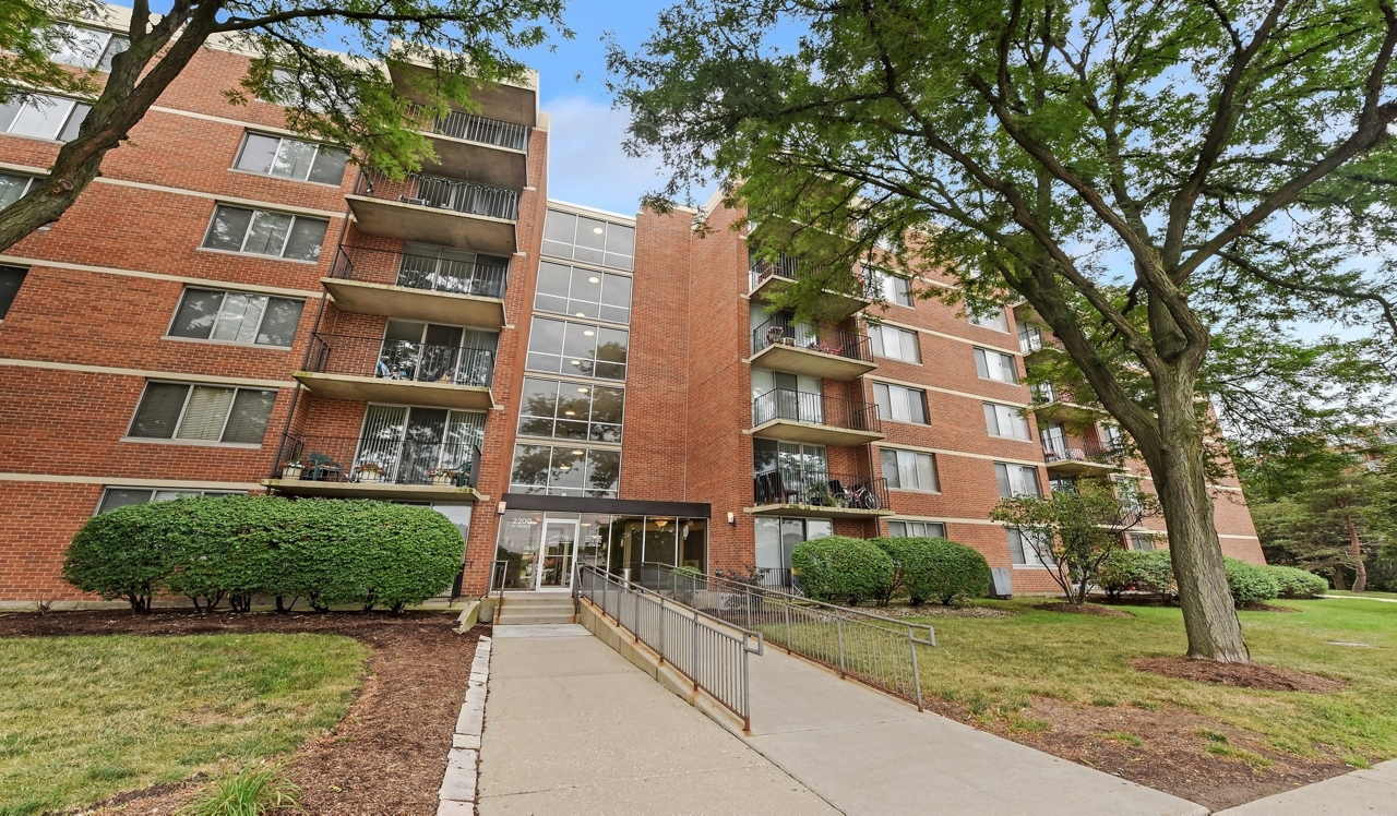 2200 Grace Apartments - Lombard, IL - Exterior