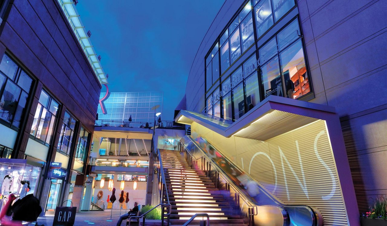Bank and Boston Lofts Apartments, Denver, CO - 16th Street Mall.<p style="text-align: center;">&nbsp;</p>
<p style="text-align: center;">Shop at the Denver Pavilions on 16th Street Mall, a quick 6-minute walk from your front door.</p>
