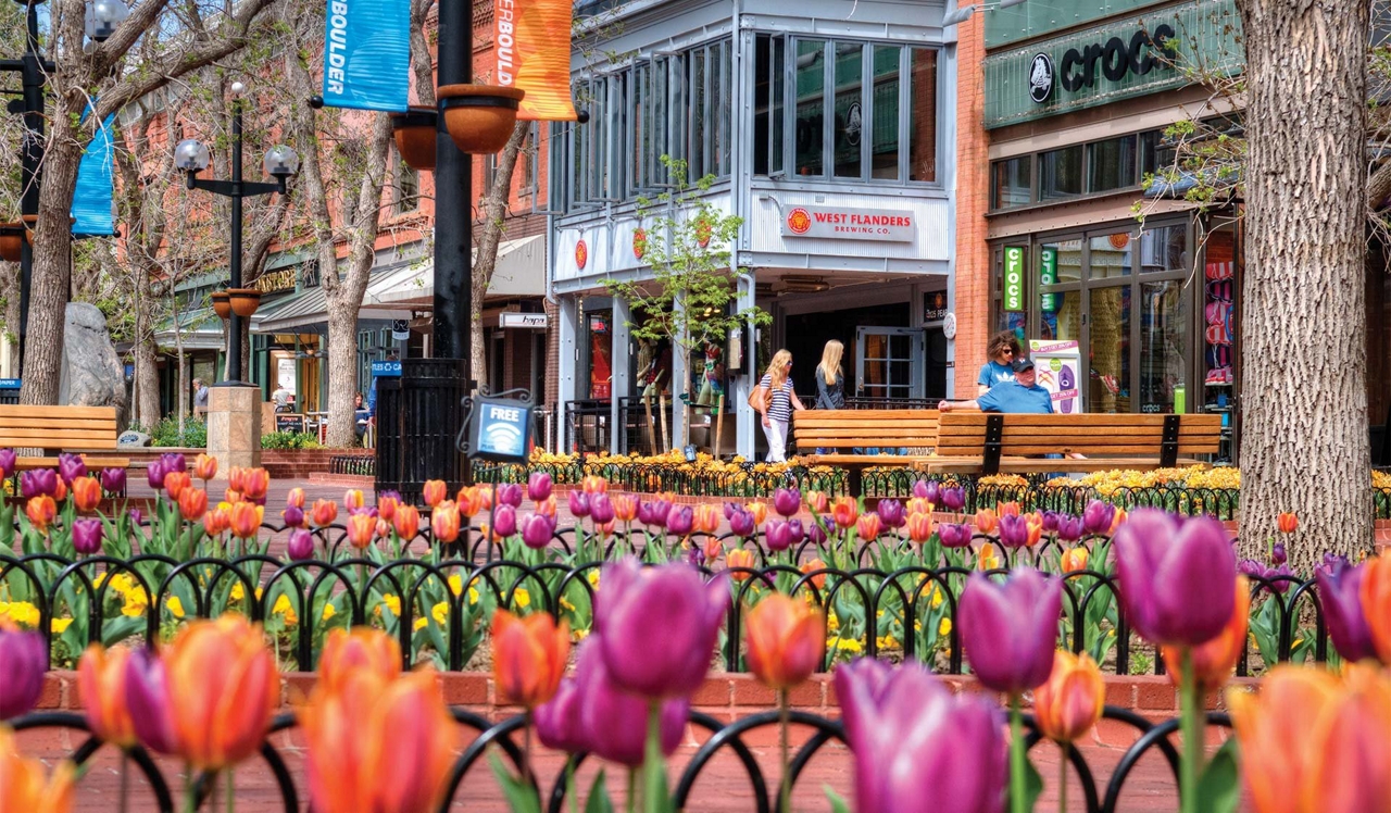 Boulder Creek Apartments in Boulder, CO - Pearl Street Mall.<p style="text-align: center;">&nbsp;</p>
<p style="text-align: center;">Local shopping and dining at Pearl Street is less than 10 minutes away on the Pearl Street Mall.</p>
