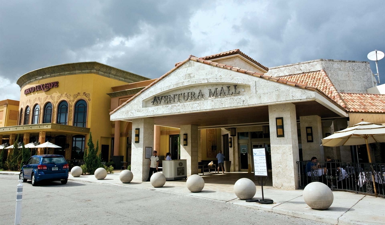 Waterways Village - Aventura, FL - Aventura Mall.<p style="text-align: center;">&nbsp;</p>
<p style="text-align: center;">Enjoy restaurants and shopping alongside Aventura Mall only 1.5 miles away.</p>
