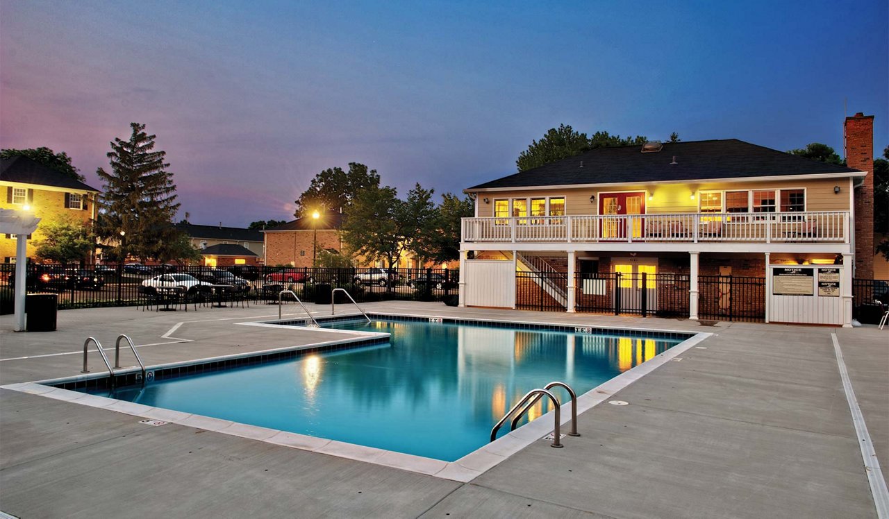 Willow Bend Apartments in Rolling Meadows, IL - Swimming Pool