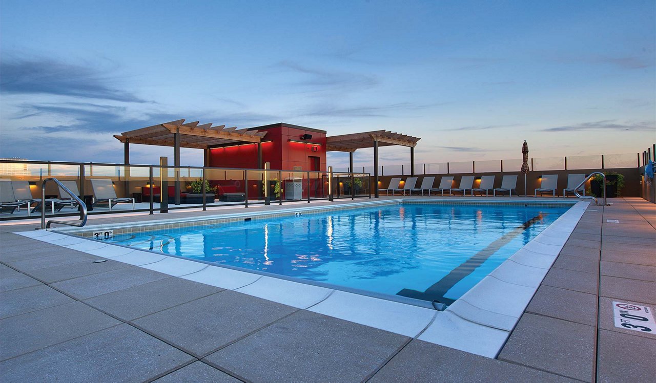 Yorktown Apartments in Lombard, IL - Rooftop Pool