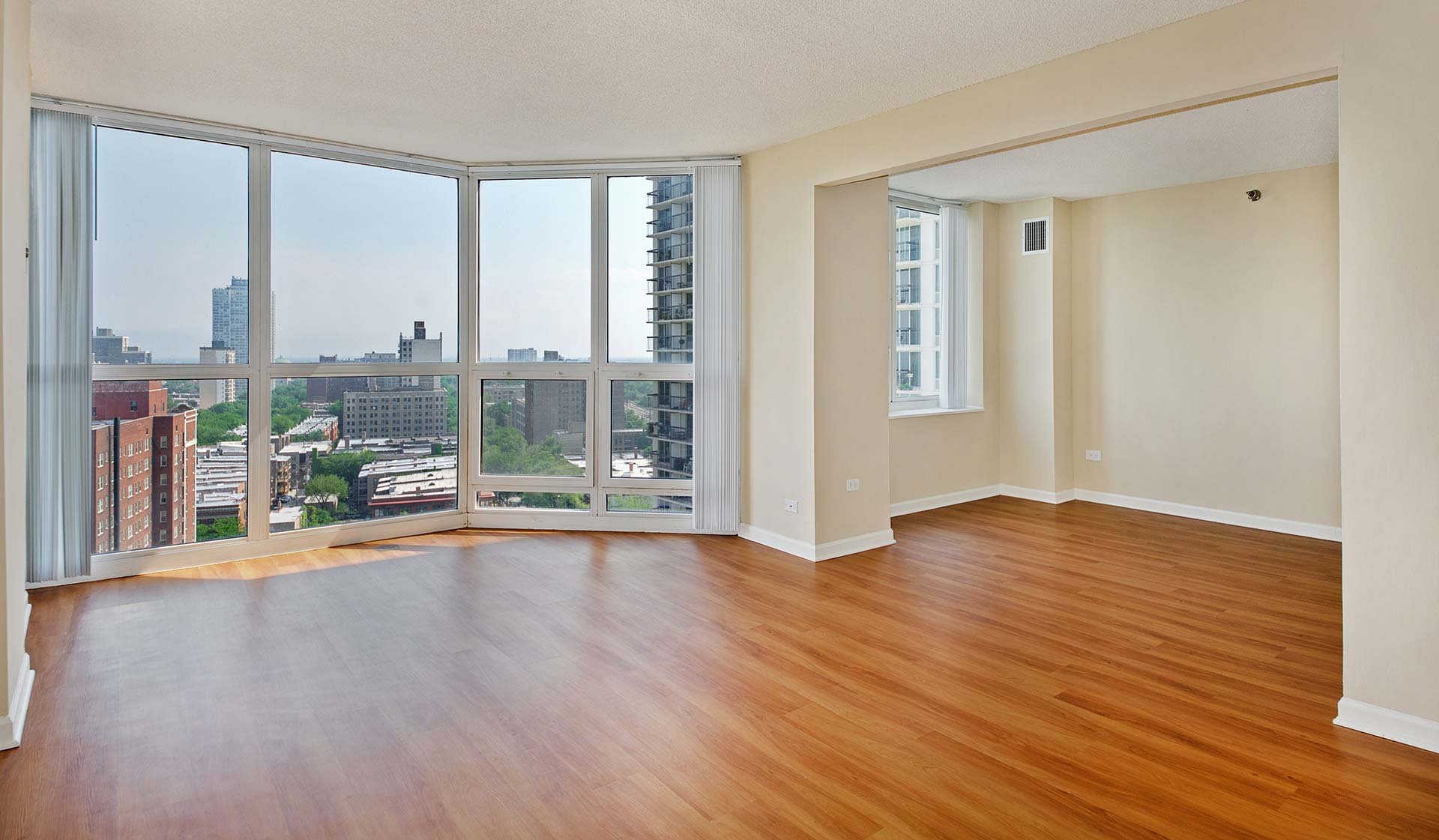 Hyde Park Towers - Chicago, IL - Living Room
