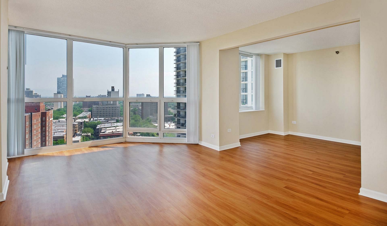 Hyde Park Towers - Chicago, IL - Living Room