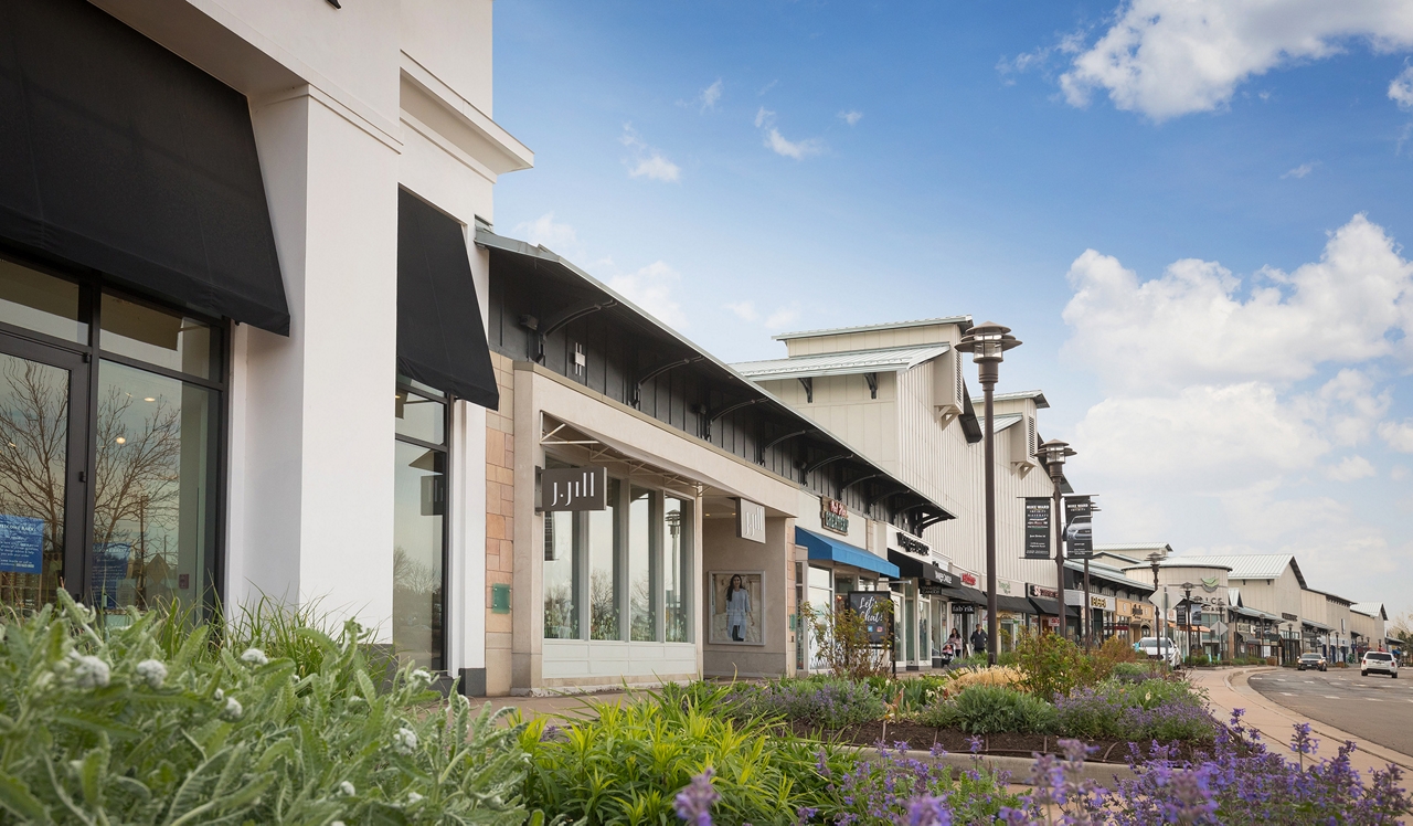 Township Residences - Highlands Ranch, CO - Aspen Grove Shopping District.<p>&nbsp;</p>
<p style="text-align: center;">Some of the best shopping in Littleton is only 10 minutes away by car at the Aspen Grove shopping district. Make sure to stop by for the regularly scheduled farmers market for some fresh produce!</p>
