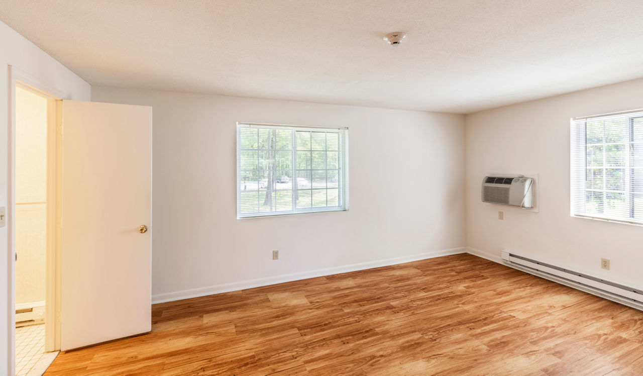 Royal Crest - North Andover, MA - Bedroom