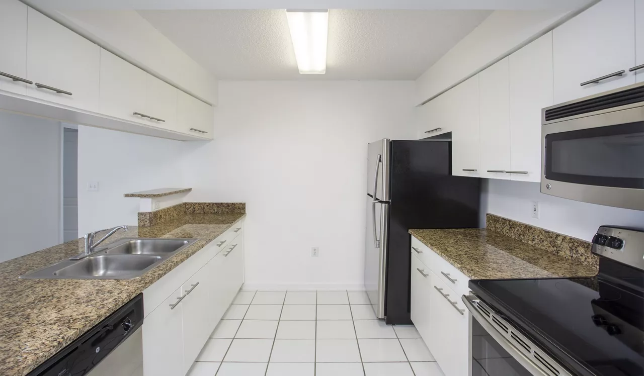 Bay Parc - Miami, FL - Kitchen