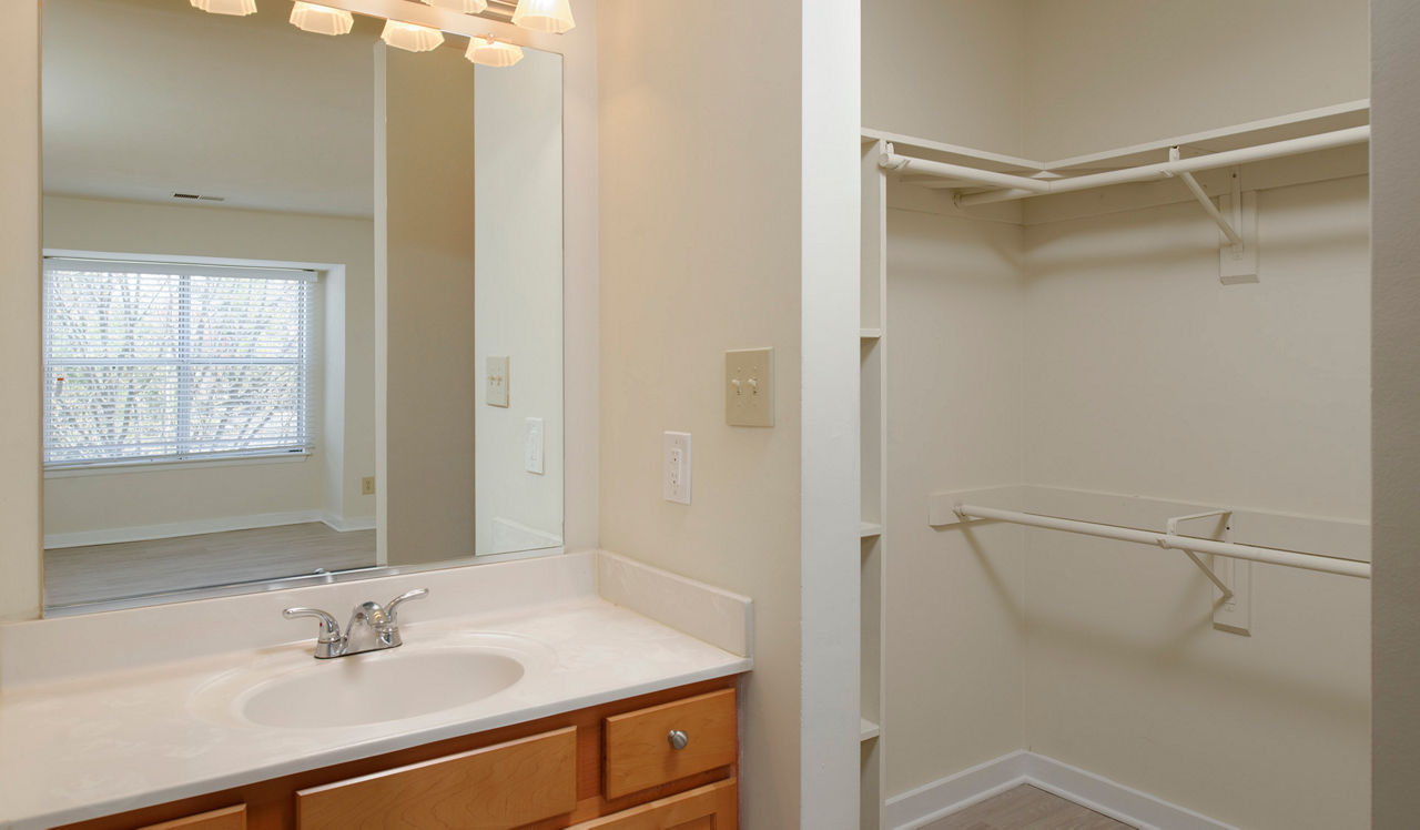 Bent Tree Apartments - Centreville, VA - Bathroom and CLoset