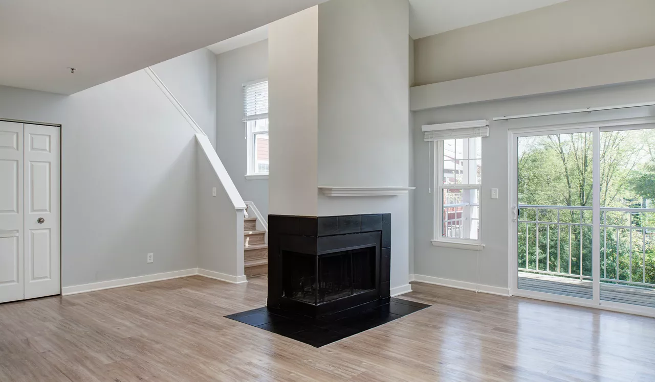 Bent Tree Apts - Centreville, VA - Living Room