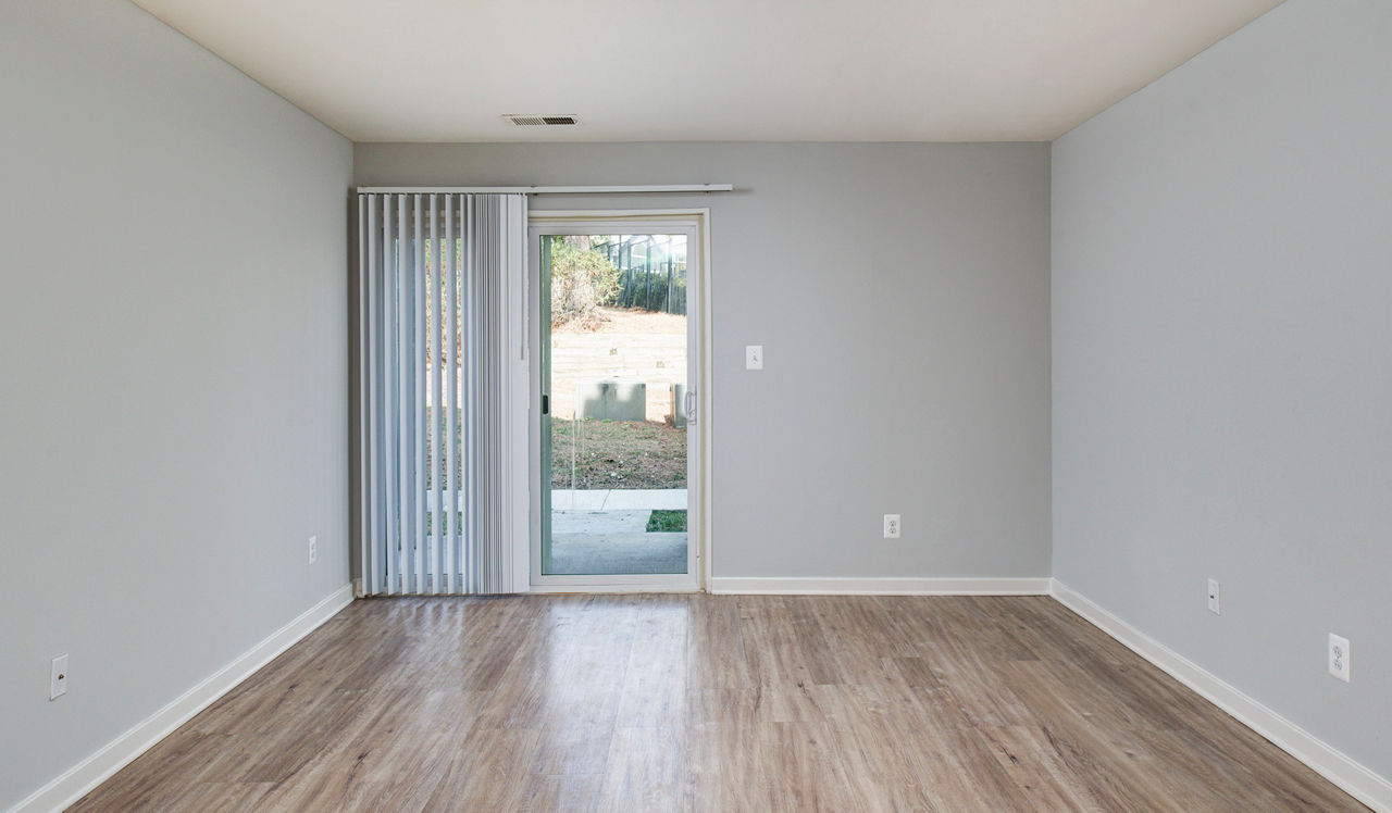 Bent Tree Apts - Centreville, VA - Living Room