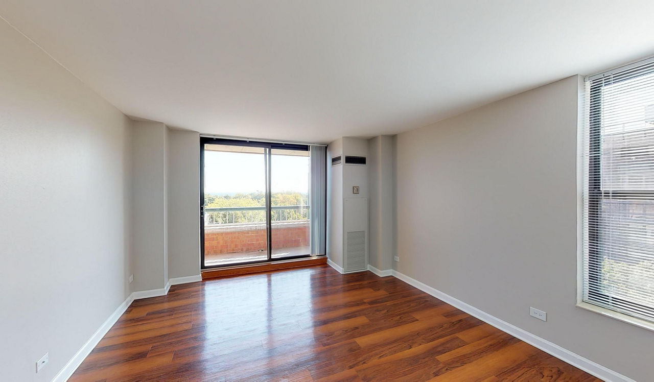 Evanston Place Apartments - Evanston, IL - Living Room