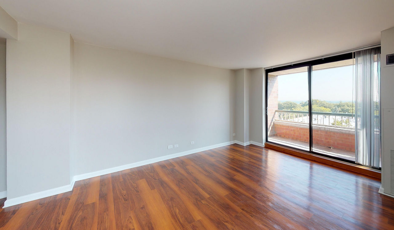 Evanston Place Apartments - Evanston, IL - Living Room