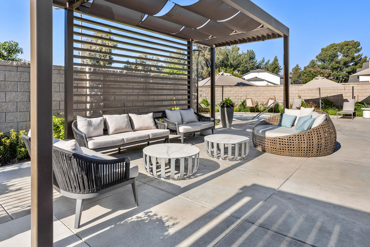 Promenade Terrace - Corona, CA - Outdoor Seating