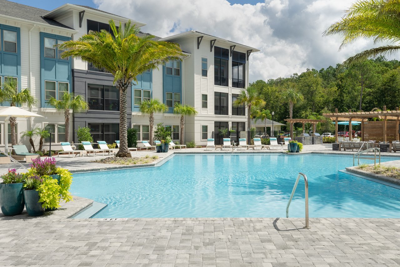 Cue Luxury Apartments - Swimming Pool