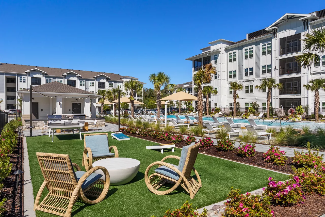 Botanic at Ingleside - North Charleston, SC - Courtyard Lounge