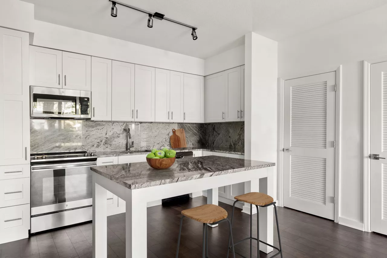 Oceanside Lantana - Lantana - kitchen