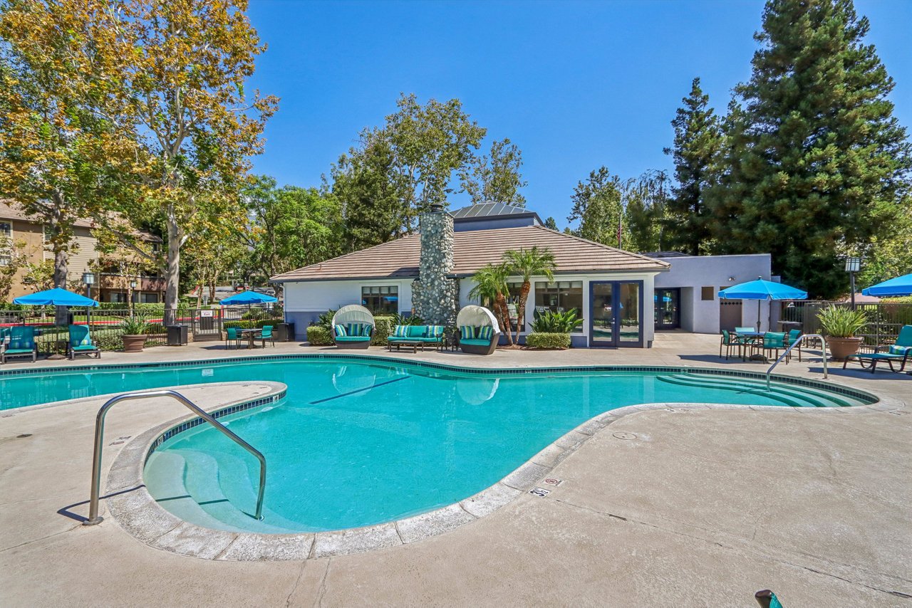 Creekside Alta Loma - Modern Apartments in Rancho Cucamonga, CA.
