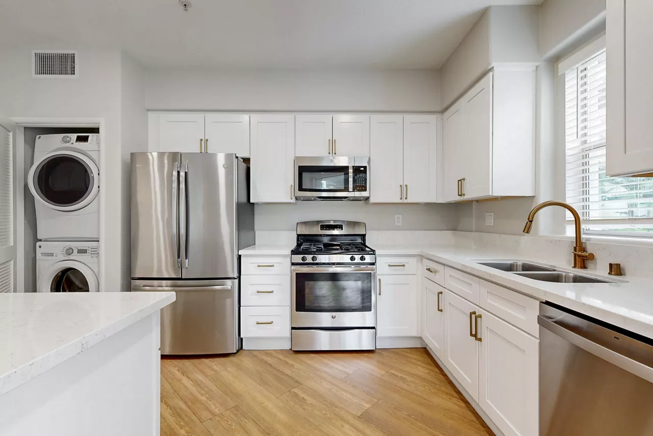 Palazzo East - Los Angeles, CA - kitchen