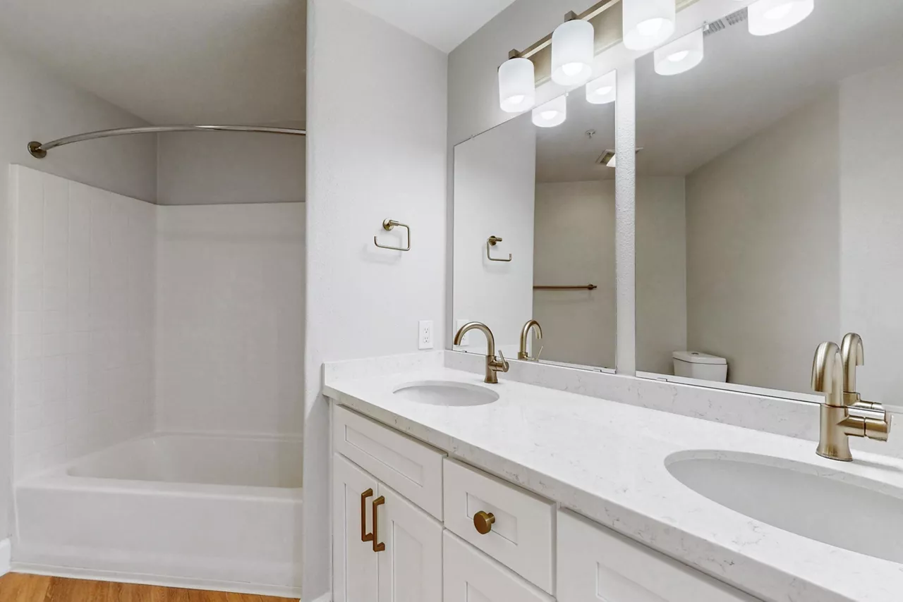 Palazzo East - Los Angeles, CA - bathroom