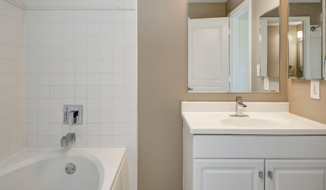 Capital Crescent Trail Residences - Bethesda, MD - Bathroom